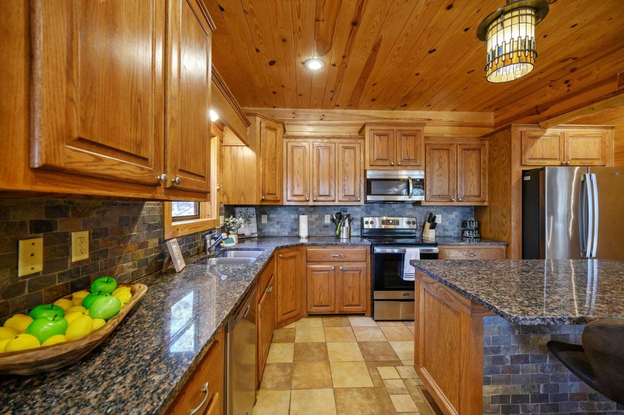 The Eastwood Spacious Retreat With 4 King En-Suites - Hot Tub - Pet-Friendly - Cozy Fire Pit - Prime Location - Multi-Family Broken Bow Dış mekan fotoğraf