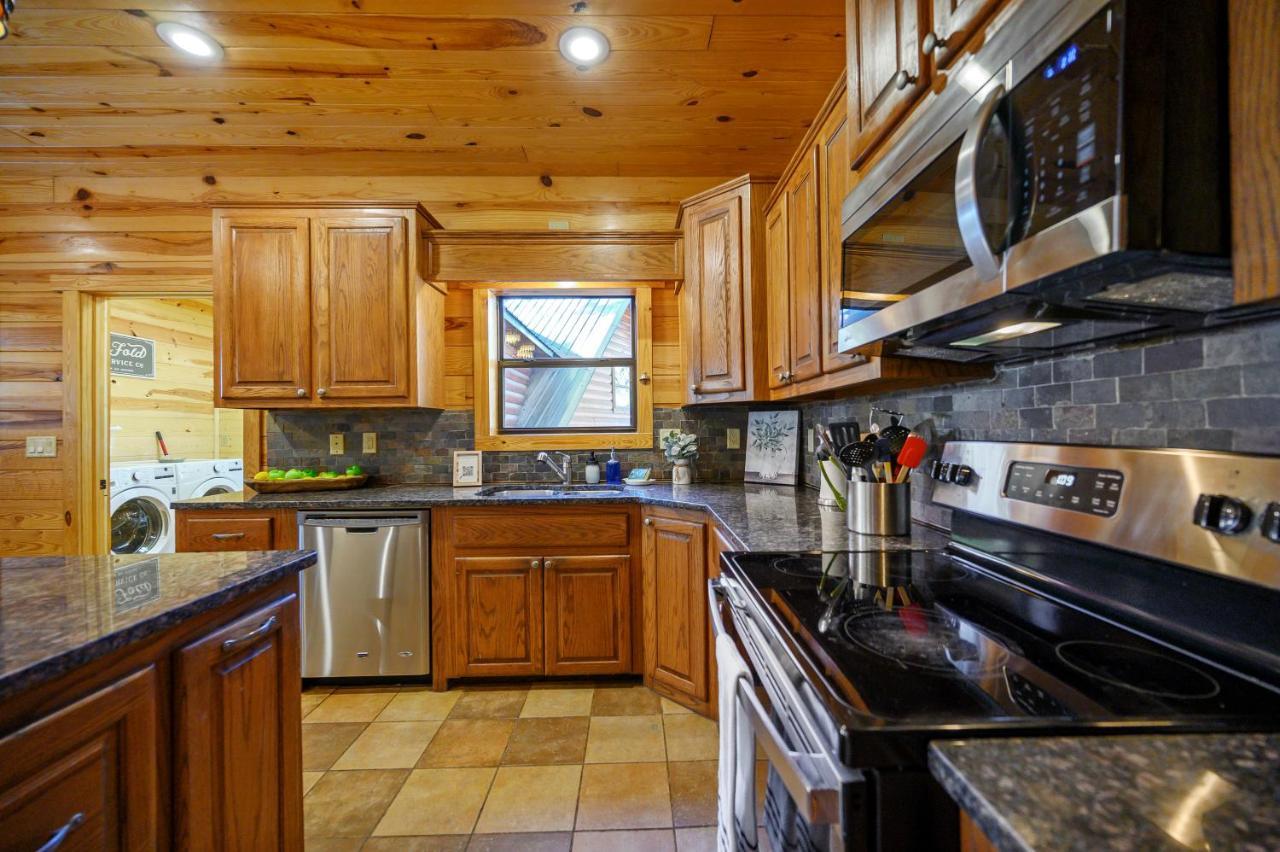 The Eastwood Spacious Retreat With 4 King En-Suites - Hot Tub - Pet-Friendly - Cozy Fire Pit - Prime Location - Multi-Family Broken Bow Dış mekan fotoğraf