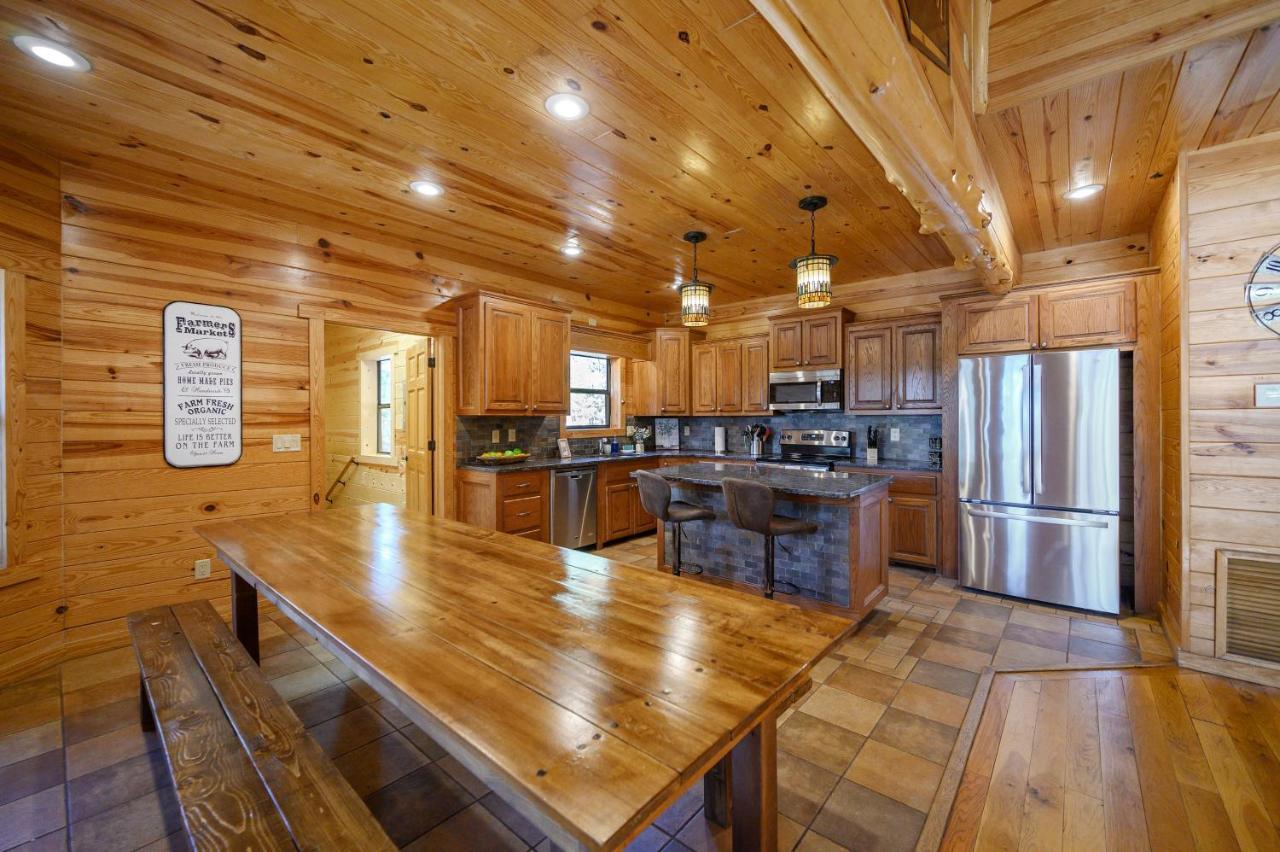 The Eastwood Spacious Retreat With 4 King En-Suites - Hot Tub - Pet-Friendly - Cozy Fire Pit - Prime Location - Multi-Family Broken Bow Dış mekan fotoğraf