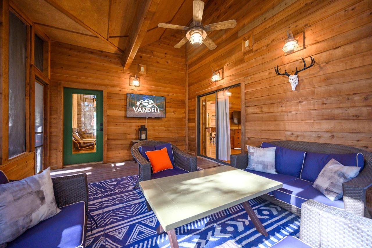 The Eastwood Spacious Retreat With 4 King En-Suites - Hot Tub - Pet-Friendly - Cozy Fire Pit - Prime Location - Multi-Family Broken Bow Dış mekan fotoğraf