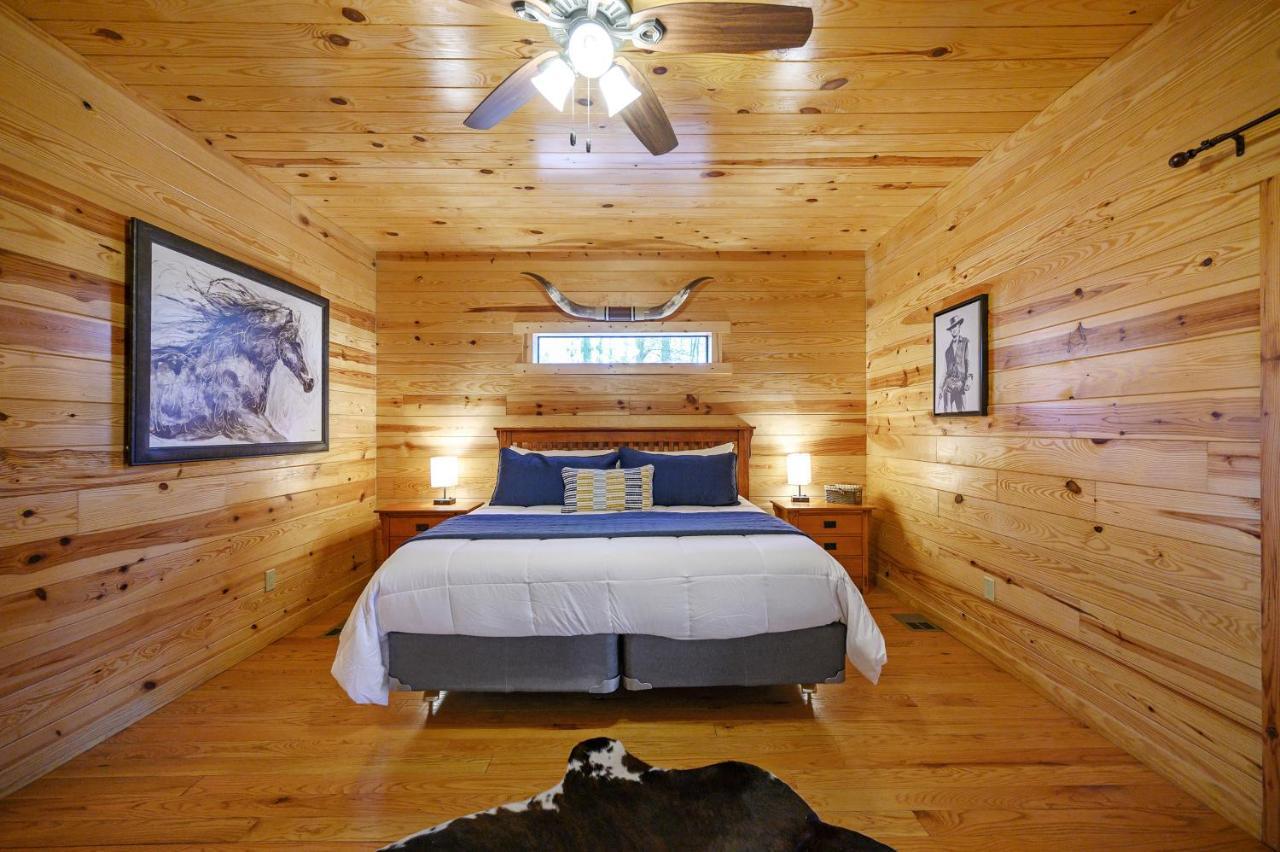 The Eastwood Spacious Retreat With 4 King En-Suites - Hot Tub - Pet-Friendly - Cozy Fire Pit - Prime Location - Multi-Family Broken Bow Dış mekan fotoğraf