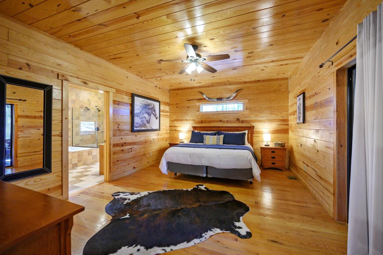 The Eastwood Spacious Retreat With 4 King En-Suites - Hot Tub - Pet-Friendly - Cozy Fire Pit - Prime Location - Multi-Family Broken Bow Dış mekan fotoğraf
