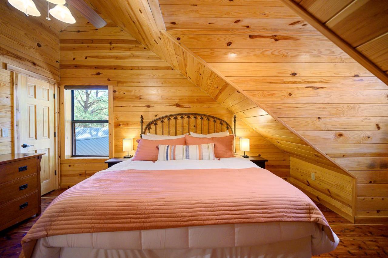 The Eastwood Spacious Retreat With 4 King En-Suites - Hot Tub - Pet-Friendly - Cozy Fire Pit - Prime Location - Multi-Family Broken Bow Dış mekan fotoğraf