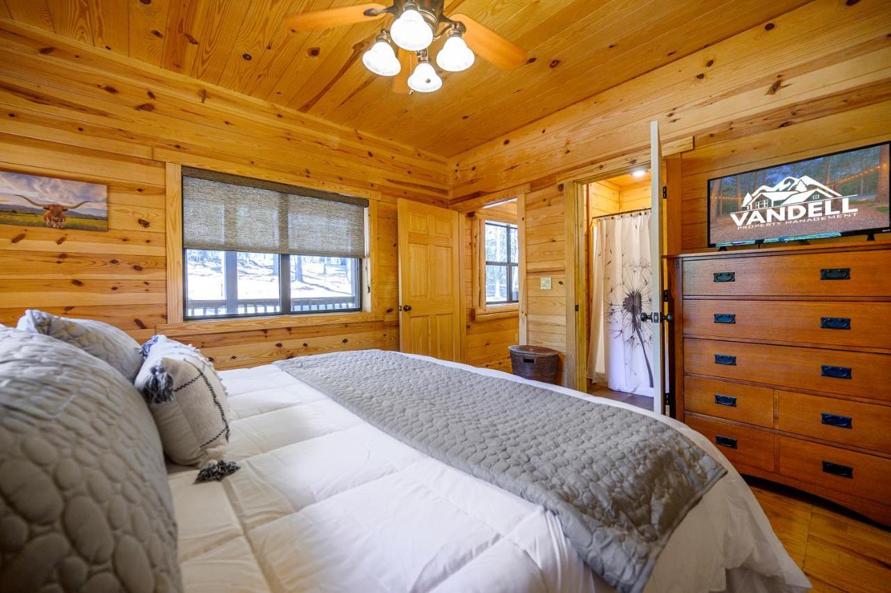 The Eastwood Spacious Retreat With 4 King En-Suites - Hot Tub - Pet-Friendly - Cozy Fire Pit - Prime Location - Multi-Family Broken Bow Dış mekan fotoğraf