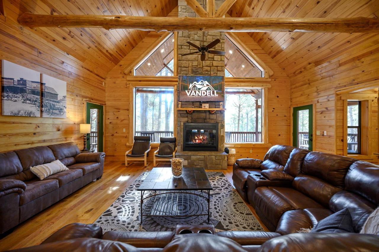 The Eastwood Spacious Retreat With 4 King En-Suites - Hot Tub - Pet-Friendly - Cozy Fire Pit - Prime Location - Multi-Family Broken Bow Dış mekan fotoğraf