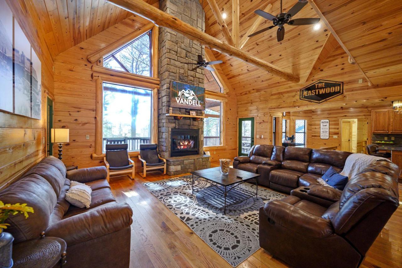 The Eastwood Spacious Retreat With 4 King En-Suites - Hot Tub - Pet-Friendly - Cozy Fire Pit - Prime Location - Multi-Family Broken Bow Dış mekan fotoğraf