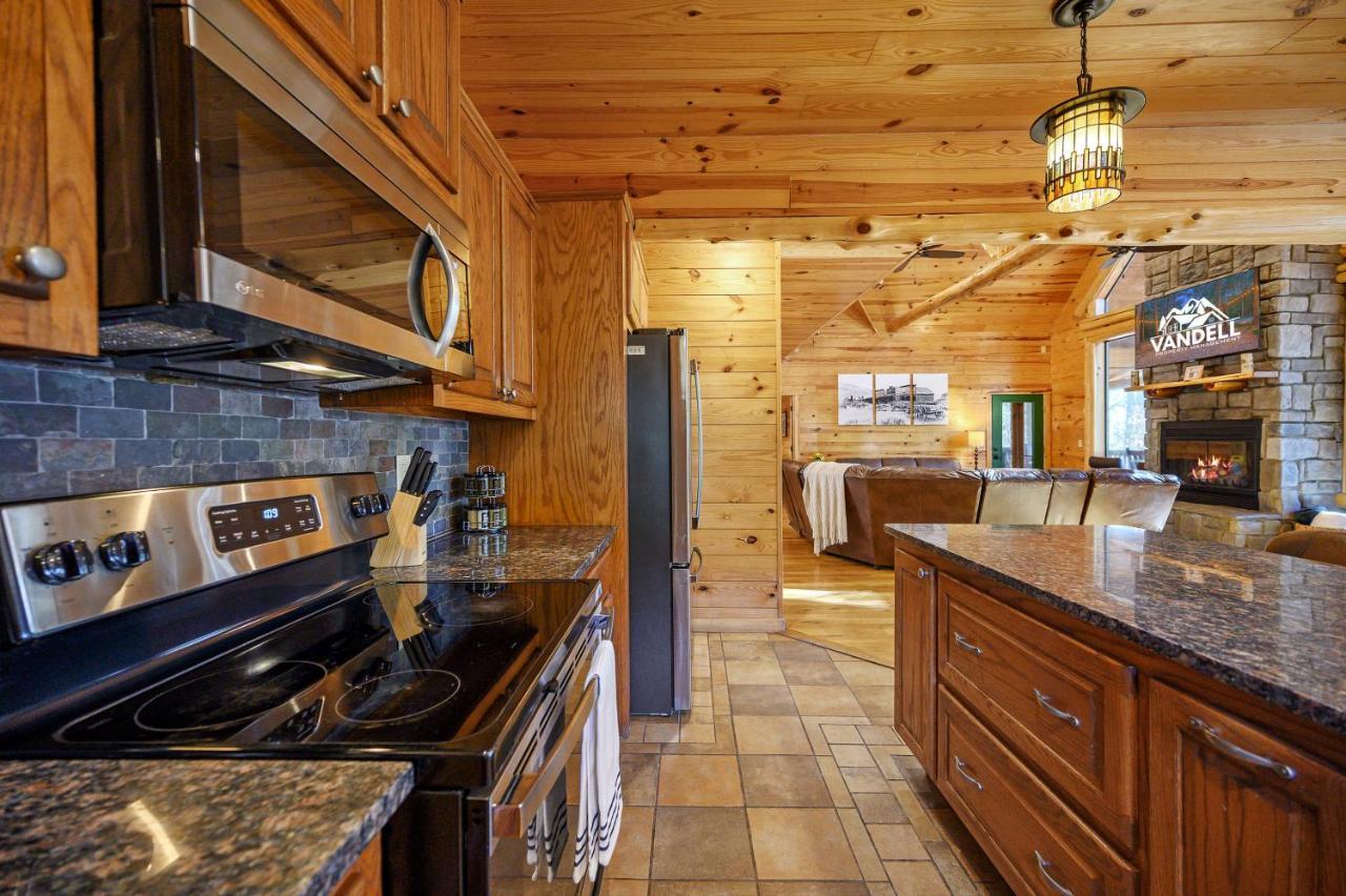 The Eastwood Spacious Retreat With 4 King En-Suites - Hot Tub - Pet-Friendly - Cozy Fire Pit - Prime Location - Multi-Family Broken Bow Dış mekan fotoğraf