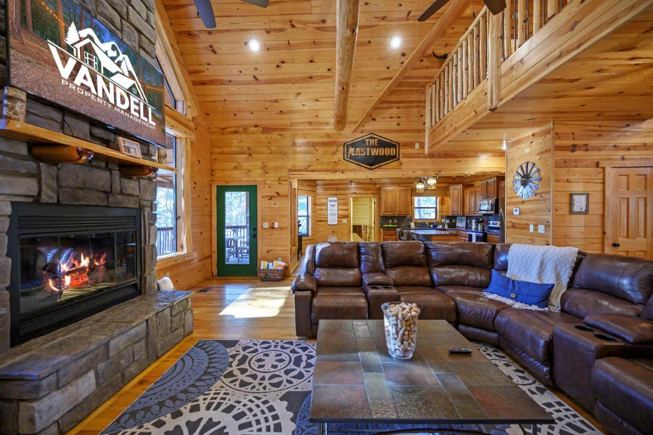 The Eastwood Spacious Retreat With 4 King En-Suites - Hot Tub - Pet-Friendly - Cozy Fire Pit - Prime Location - Multi-Family Broken Bow Dış mekan fotoğraf