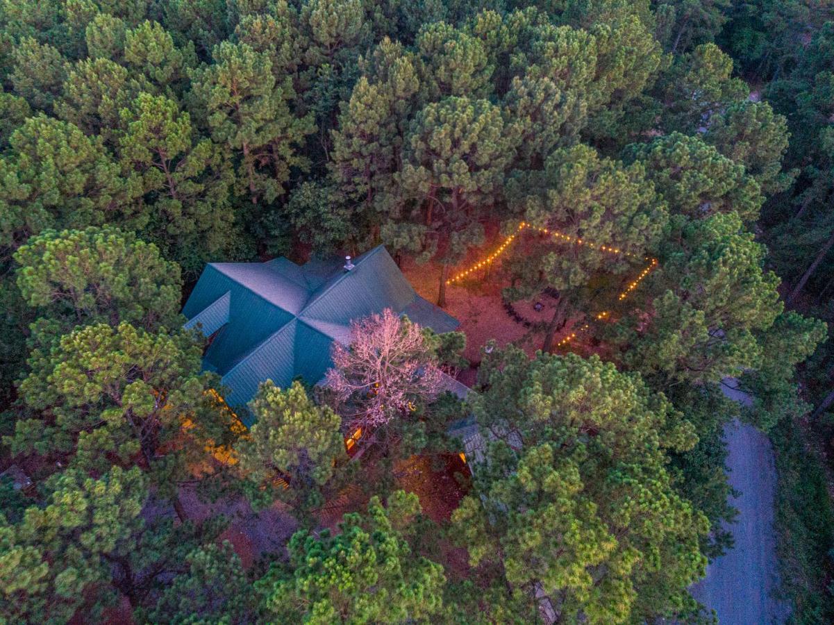 The Eastwood Spacious Retreat With 4 King En-Suites - Hot Tub - Pet-Friendly - Cozy Fire Pit - Prime Location - Multi-Family Broken Bow Dış mekan fotoğraf