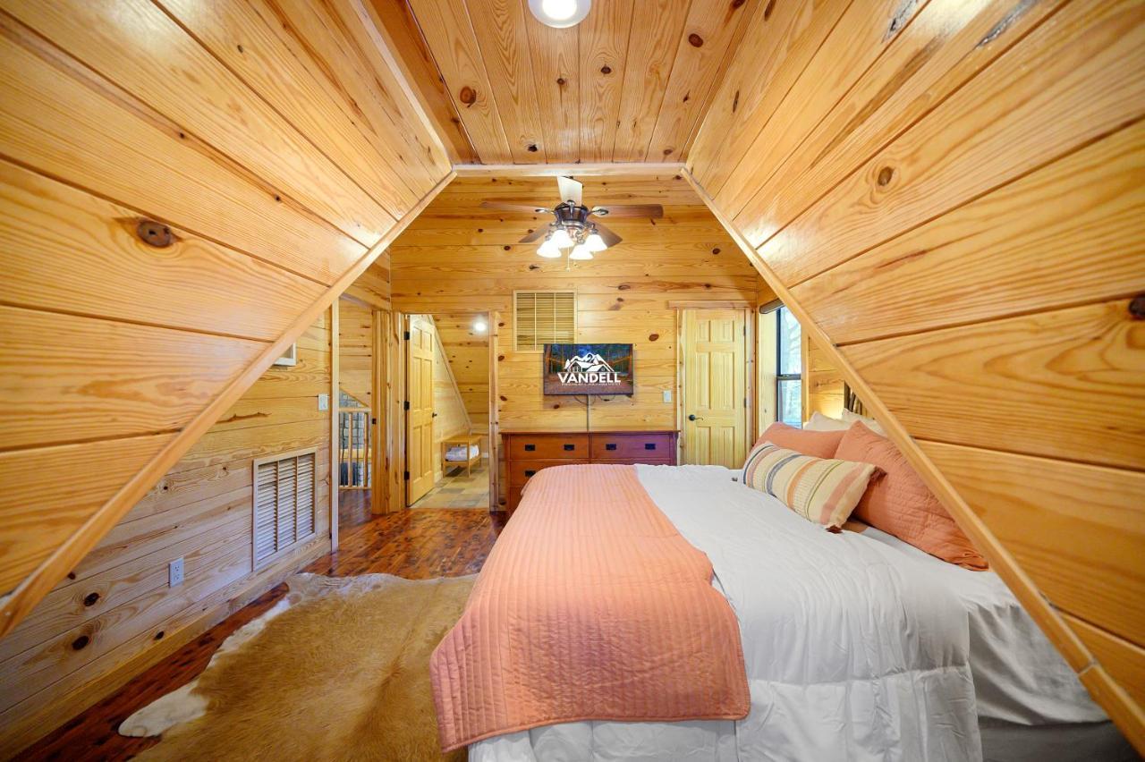 The Eastwood Spacious Retreat With 4 King En-Suites - Hot Tub - Pet-Friendly - Cozy Fire Pit - Prime Location - Multi-Family Broken Bow Dış mekan fotoğraf